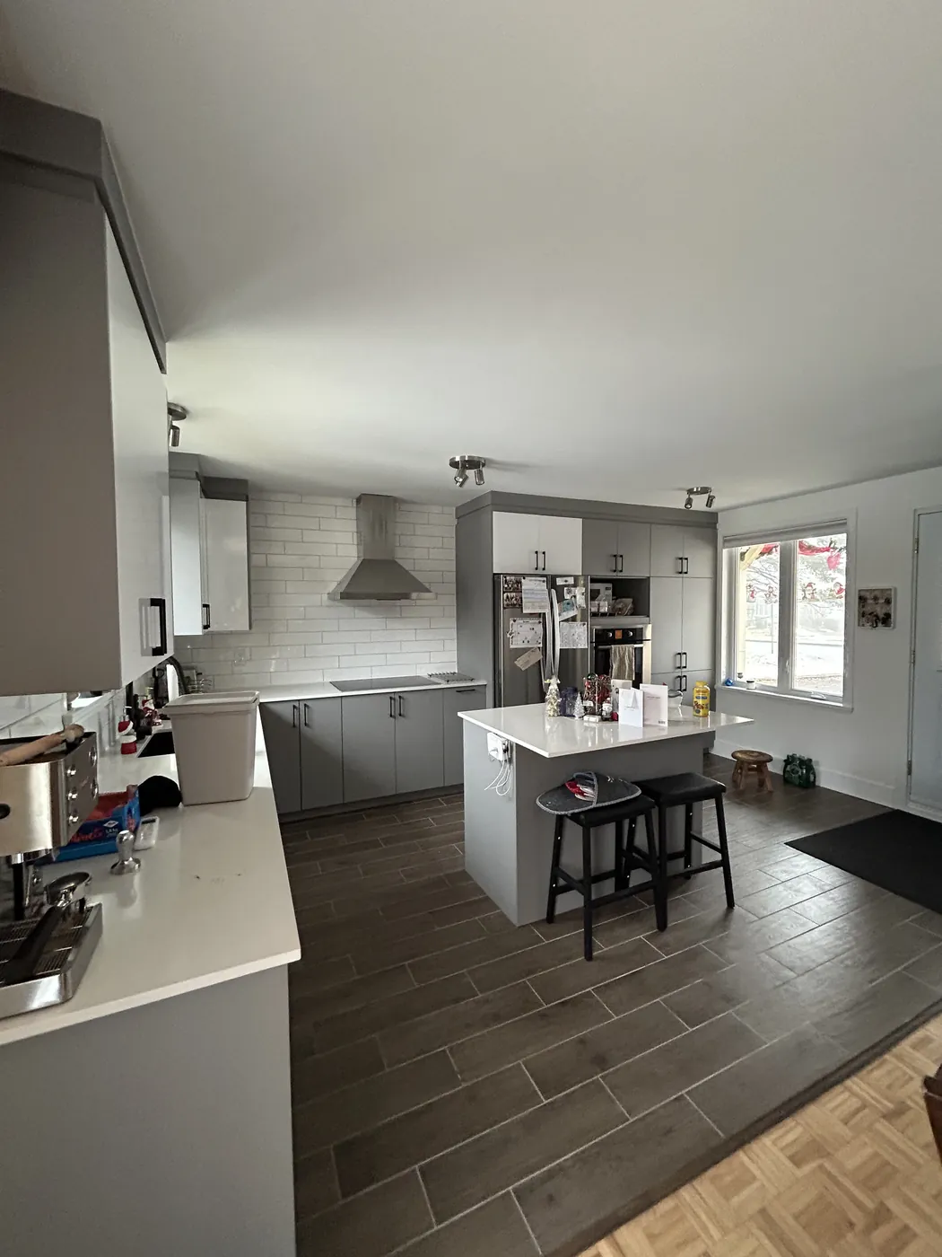 Vue d’ensemble de la cuisine rénovée et de son îlot